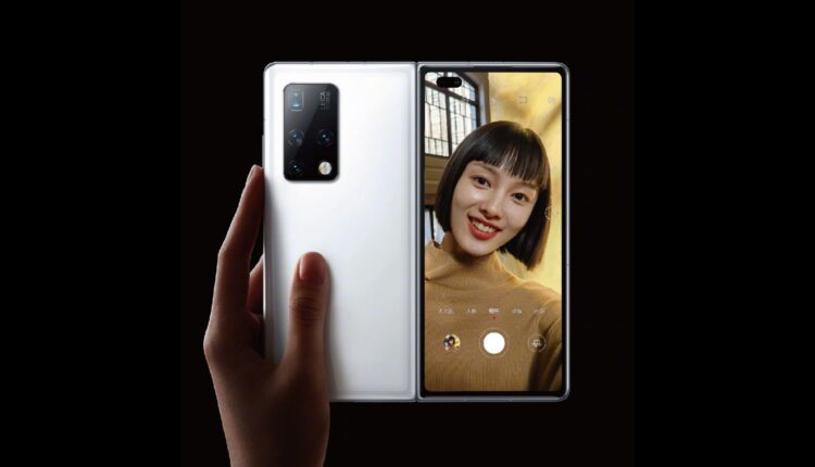 HUAWEI-Mate-X2-Elegant-Glaze-White-In-Hand-Cover-Display