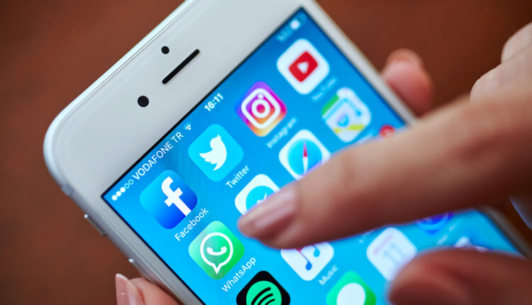 Warning-Whatsapp-users-Apple-iPhone-update-MF-COMP