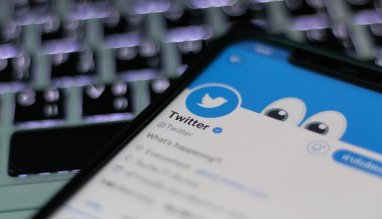 twitter-app-running-on-a-smartphone